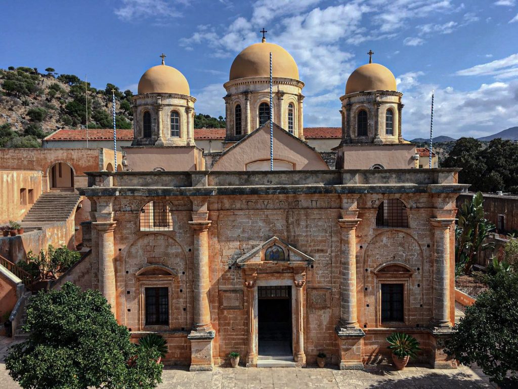 Op het schiereiland Akrotiri ten oosten van de stad bevindt zich de kloosters Arkadi en Agía Triada. 