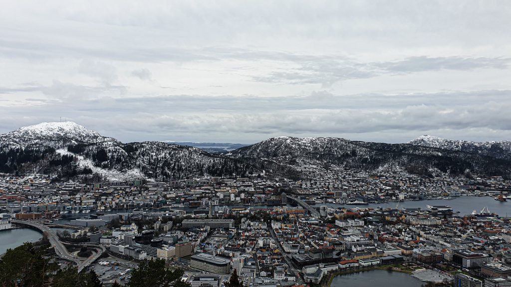 De stad Bergen wordt omringd door zeven bergen. Vanuit Bergen brengt de kabelbaan Fløibanen je binnen enkele minuten naar de top van de berg Fløien op 320 meter hoogte. Vanuit hier heb je een fantastisch uitzicht over zee, fjorden, het magische landschap en de stad. Op Fløien zijn verschillende wandelroutes te volgen. 