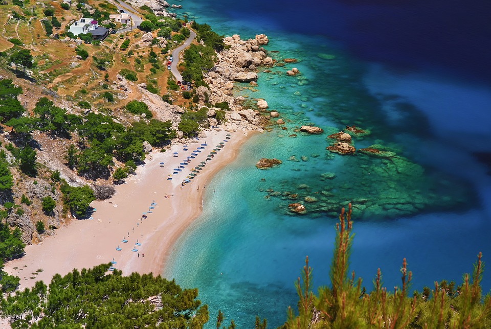 Apella Beach wordt beschouwd als het mooiste strand van het eiland en is ook ooit eens uitgeroepen tot mooiste strand van Europa. Dit komt door de turquoise kleuren.
