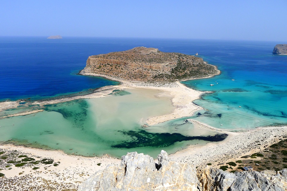 Bálos is een strand op West-Kreta. Het strand wordt één van de mooiste stranden van de middellandse zee genoemd. De kleuren van het water in de ondiepe lagune zijn erg mooi en variëren van groen tot azuurblauw. 