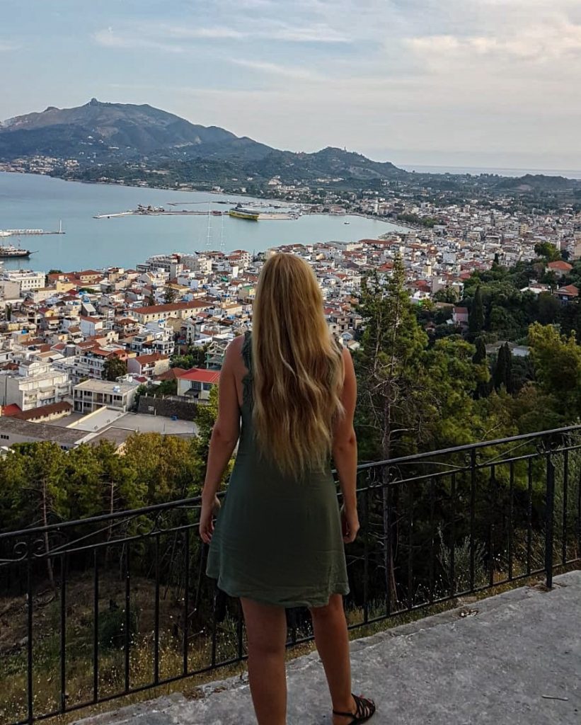 Je kan de bochalis-heuvel in Zakynthos zelf beklimmen of met de auto bereiken voor een geweldig uitzicht over de stad.