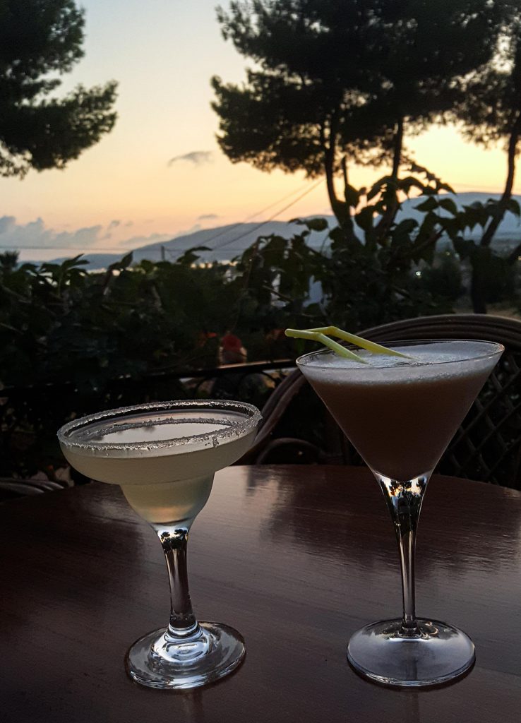 Met een buggy word je (gratis) naar de Cave bar in Kalamaki gebracht, de bar ligt namelijk op een berg. Hier kan je een enorm mooie zonderondergang zien. Daarnaast kan je hier heerlijke betaalbare cocktails krijgen.