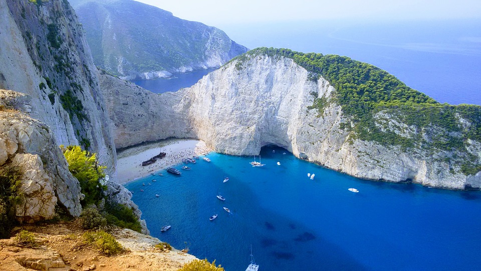 De bekendste plek van Zakynthos is Navagio Beach. Dit strand kan je alleen bereiken per boot. 