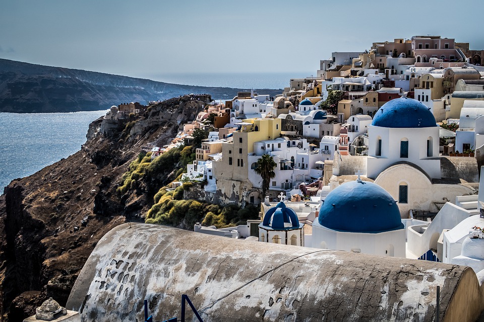 Oia is hét hoogtepunt van Santorini en staat bekend om haar mooie zonsondergangen. Flesje wijn erbij en genieten! Alles is hier voornamelijk wit en je hebt overal een schitterend uitzicht.