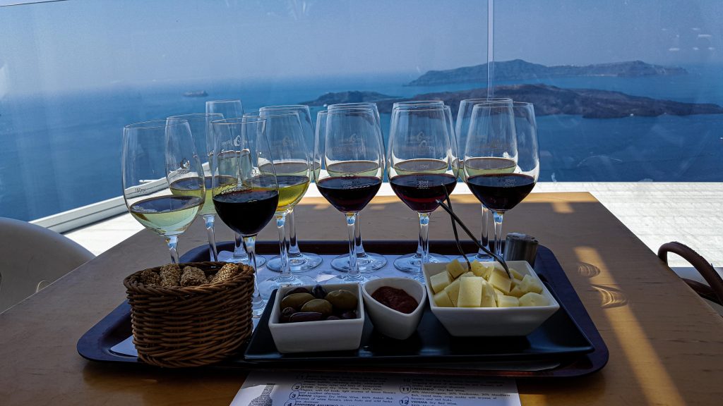 Bij Santo Wines kan je wijntjes drinken met een prachtig uitzicht over zee. Je kon kiezen uit een proeverij van zes, twaalf of achttien wijnen.
