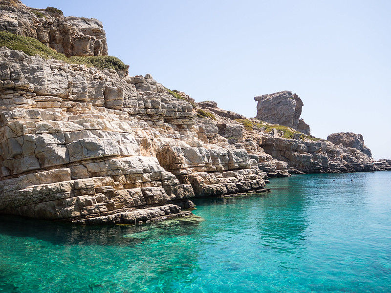 Saria is een rotsachtig eiland ten noorden van Karpathos. Op dit eiland, aan de kant van Palatia, zijn ruïnes te vinden die bij de antieke stad Nisyros hoorden. Je kan het eiland bezoeken vanaf Pigadia of Diafani.