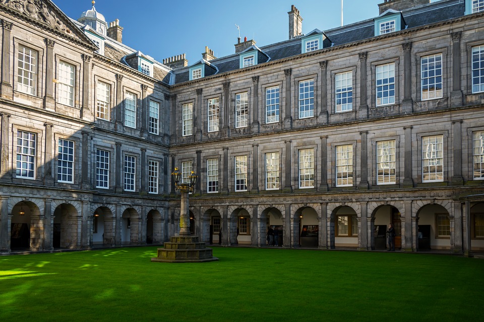 Bezoek het paleis van de koningin Hollyrood Palace in Edinburgh