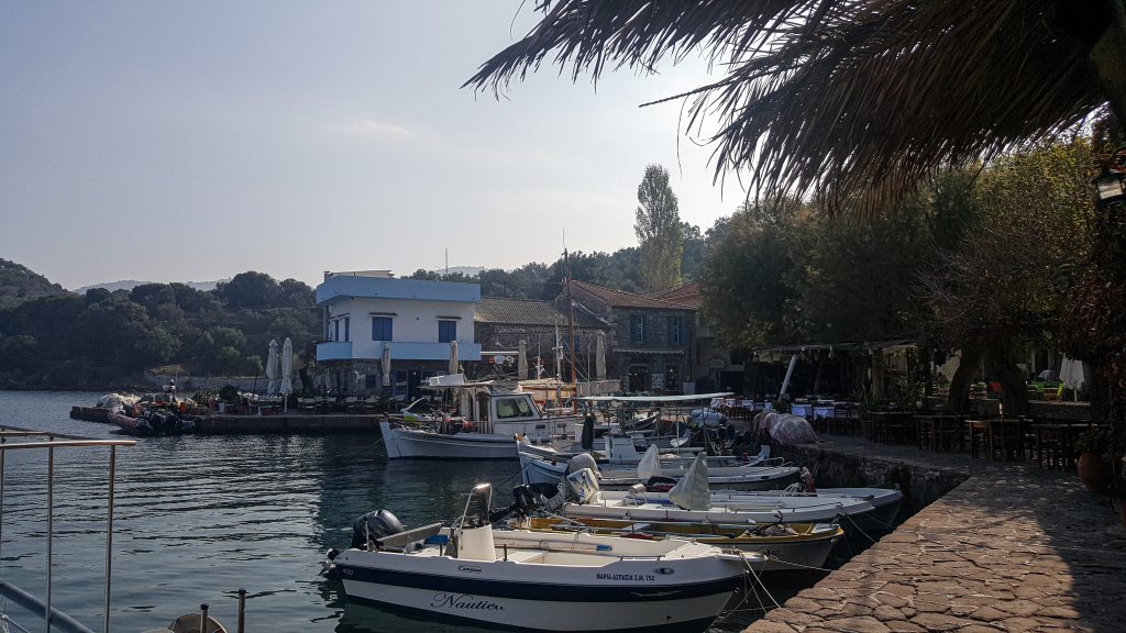 Skala Sykaminia is het kleinste vissersdorpje van Lesbos. Het is een gezellig plaatsje met een kleurrijk haventje.