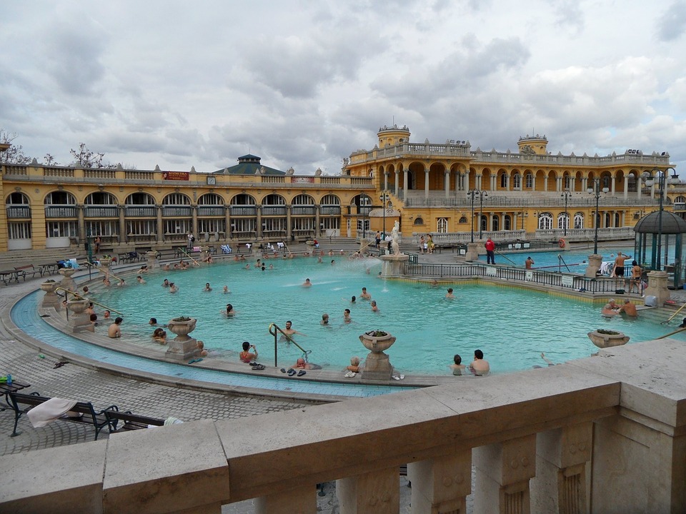 Wij verbleven in het populairste badhuis van Boedapest, Széchenyi. Er bevinden zich hier achttien zwembaden, waarvan drie buitenzwembaden. Binnen zijn er vijftien kleine baden