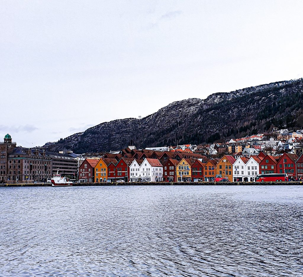 Bryggen is het meest gefotografeerde stukje Bergen en dat is niet voor niets, de gekleurde (handels)huizen aan de kade van de wijk Bryggen zijn erg mooi om te zien. Je ziet hier veel toeristen. Begrijpelijk ook, want hier zijn veel leuke souvenirwinkeltjes, lunchtentjes en pittoreske straatjes te vinden. Het is echt de moeite waard om even een rondje te lopen door dit stukje UNESCO werelderfgoed. 