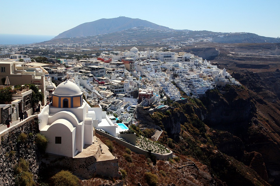 Fira, de hoofdstad van Santorini, is een aanrader. De stad doet erg denken aan Oia met de vele witte huisjes. Net zoals Oia kun je hier de mooiste zonsondergangen bewonderen.