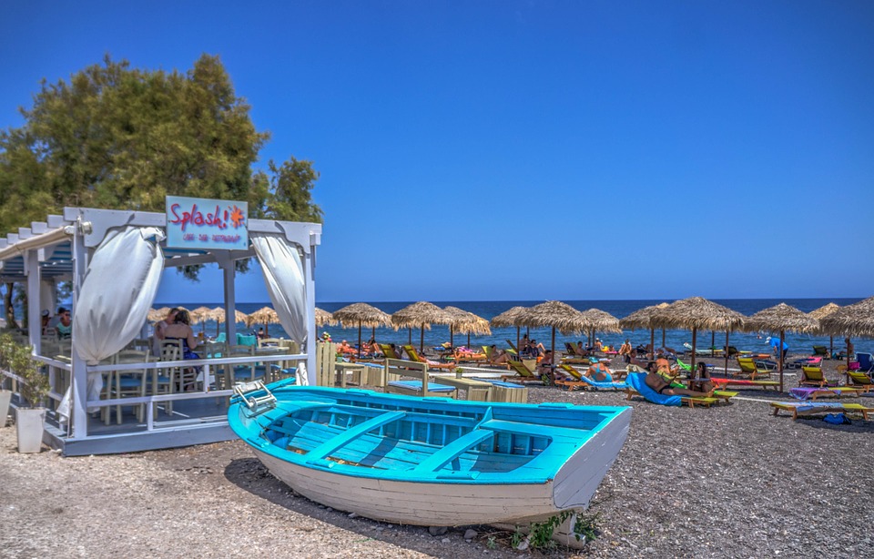 Kamari is de populairste badplaats van Santorini. Er heerst hier een gemoedelijke sfeer en er zijn veel leuke terrasjes aan zee. De badplaats ligt naast de berg Mesa Vouno wat voor een mooi gezicht zorgt.