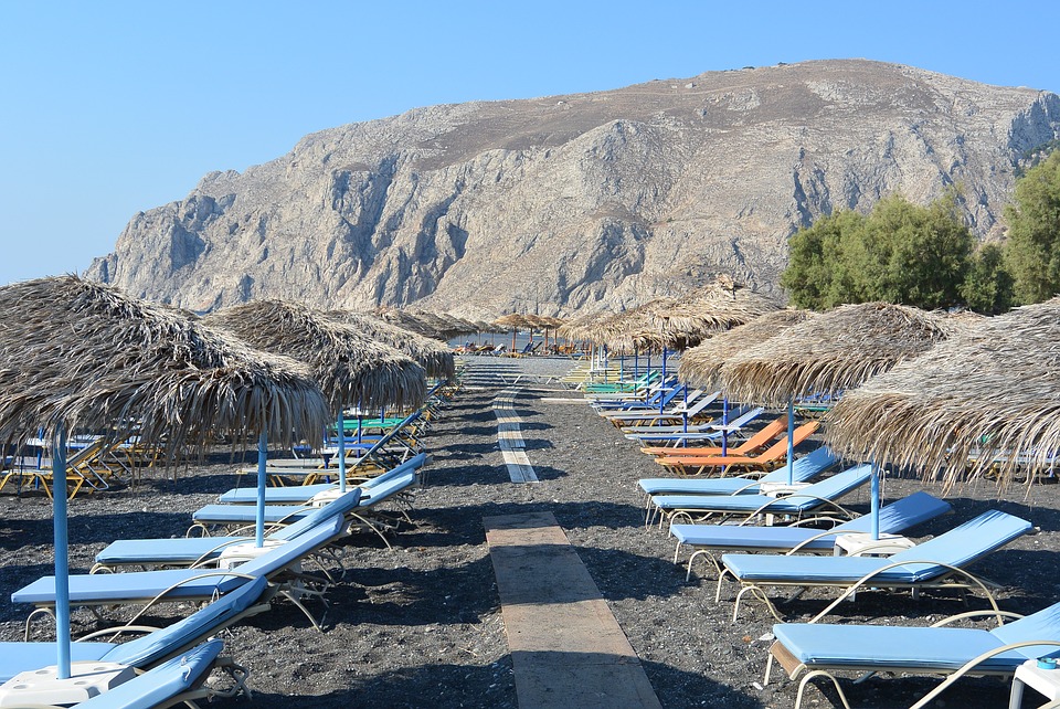 Kamari is een zwart strand op het Griekse eiland Santorini.