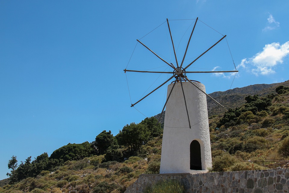 De windmolens op Oost-Kreta met de prachtige hoge bergtoppen op de achtergrond zijn een mooi gezicht. 