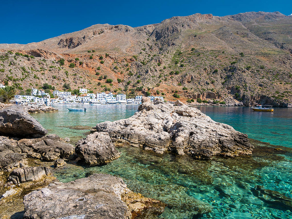 Loutro is een vissersdorpje aan de zuidwestkust van Kreta. Het bijzondere aan dit dorp is dat het alleen te bereiken is per boot of wandelend. Het dorp kenmerkt zich door schattige witte huisjes, wat doet denken aan de cycladen. In de zomer varen er elke dag boten naar Loutro vanaf Sfakia, Agia Roumeli en Paleochora.