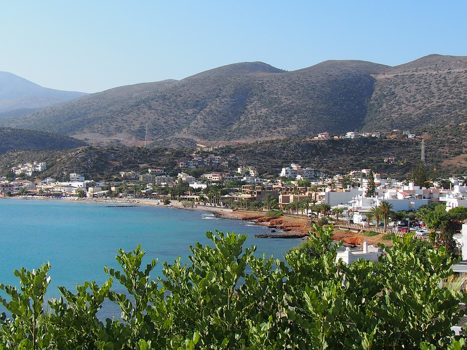 Malia is de kleinere variant van Chersonissos, maar heeft ook een bruisend uitgaansleven. In Malia bevinden zich maar liefst zes zandstranden. Deze stranden zijn bovendien uitgeroepen tot één van de beste stranden van Kreta. Het grootste strand is Malia Beach waar je ook veel leuke beachbars kan vinden.