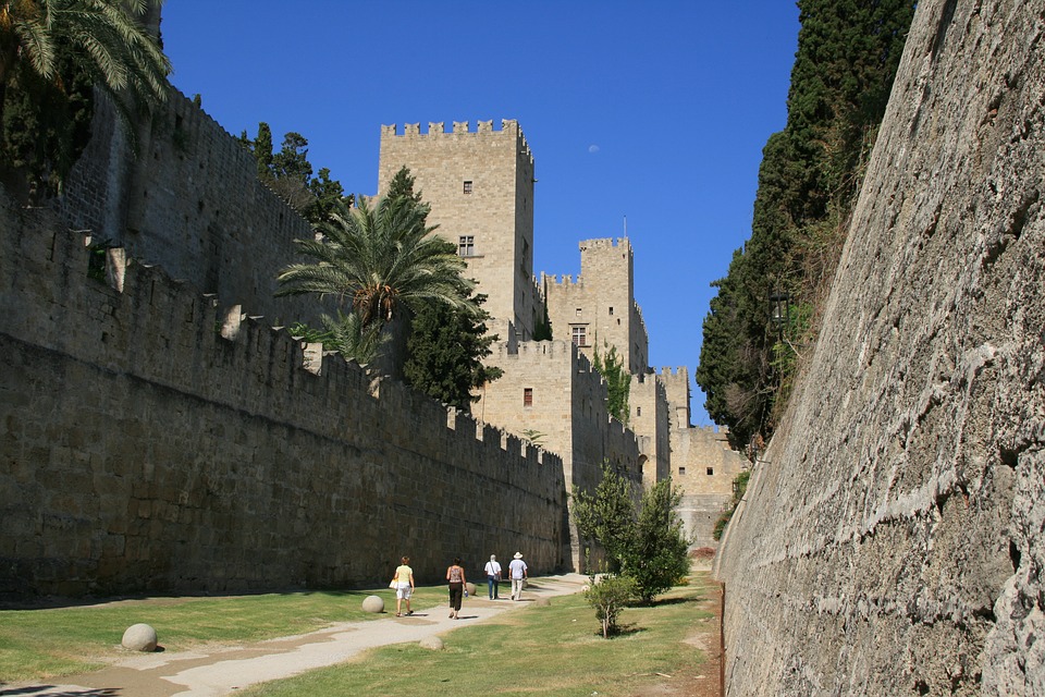 Het oude stadsdeel van Rhodos is meer dan 2400 jaar oud. De stad is vooral bekend vanwege de ridders die hier in de middeleeuwen hebben geleefd. Ik raad je aan om de Ridderstraat te bezoeken waar je onder andere het Paleis van de Grootmeesters vindt.