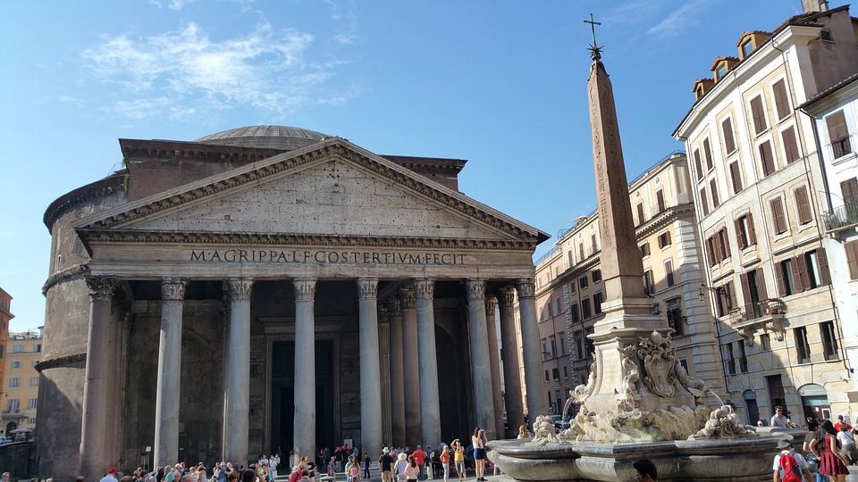 Het Pantheon, wat tegenwoordig een kerk is, is met zijn opvallende ronde open dak het best bewaarde gebouw uit de Romeinse periode. Van binnen en van buiten schitterend om te zien!
