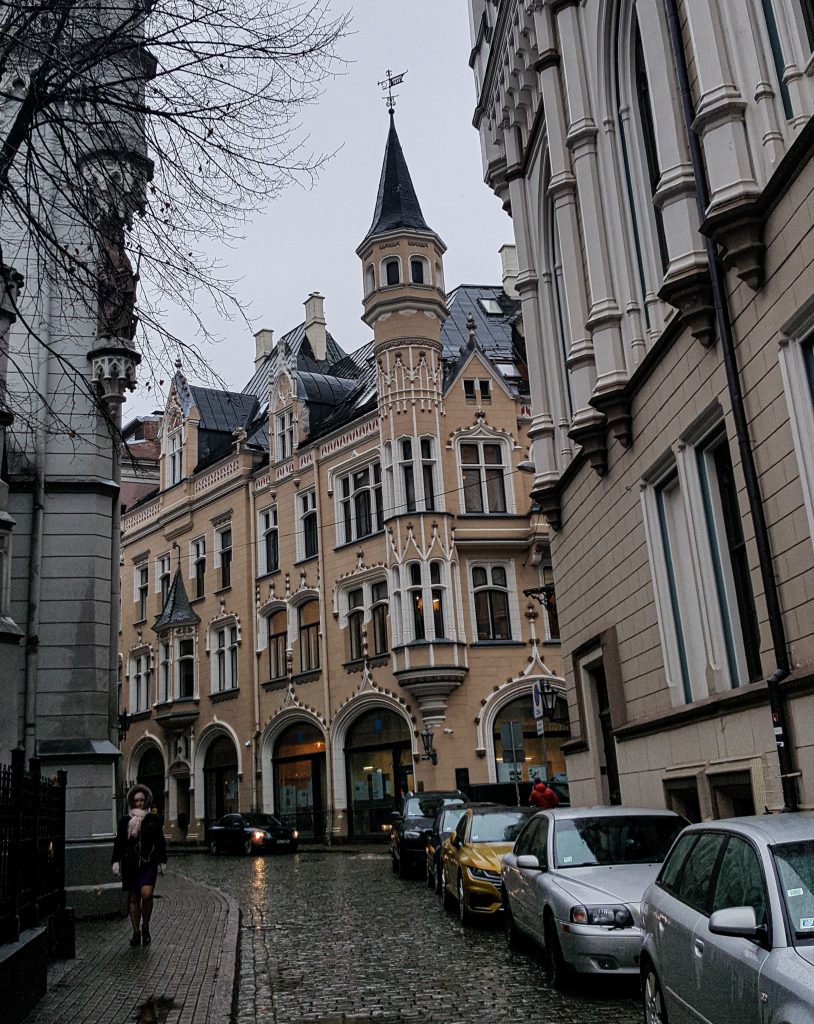 Een wandeling is een leuke manier om Riga te ontdekken. De Sint Pieterskerk is de ontmoetingsplek voor veel (kosteloze) stadswandelingen. Er zijn verschillende thema’s als Old Riga, Alternative Riga en de Art Nouveau-tour. Een fooi wordt uiteraard gewaardeerd.