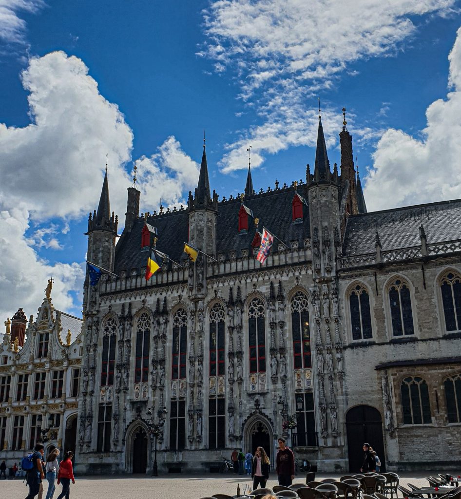 Aan de burg ligt het indrukwekkende stadhuis van Brugge.