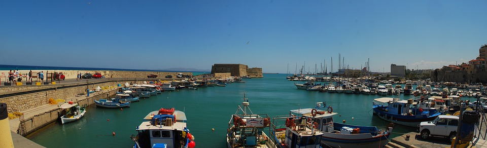 Heraklion is de hoofdstad van Kreta. Het is hier erg druk in vergelijking met andere steden. Hier vind je taverna’s, winkeltjes en allerlei archeologische musea. Daarnaast ligt het best bewaarde Venetiaanse fort in Heraklion. Op vijf kilometer van Heraklion bevindt zich Knossos. 