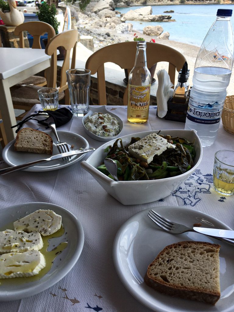 Lunchen op Karpathos.