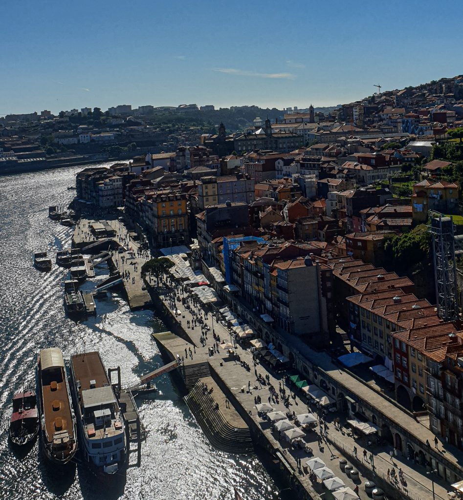 Uitzicht vanaf de Ponte Luis I brug in Porto.