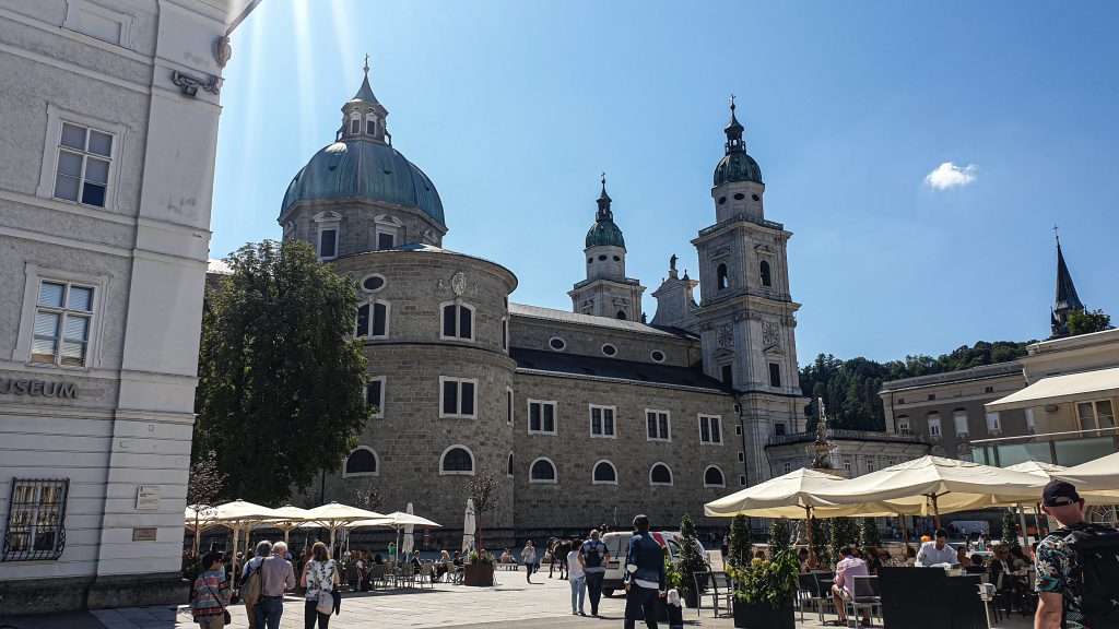 Het bekende plein Residenzplatz in Salzburg