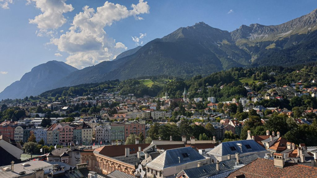 Beklim de stadstoren van Innsbruck