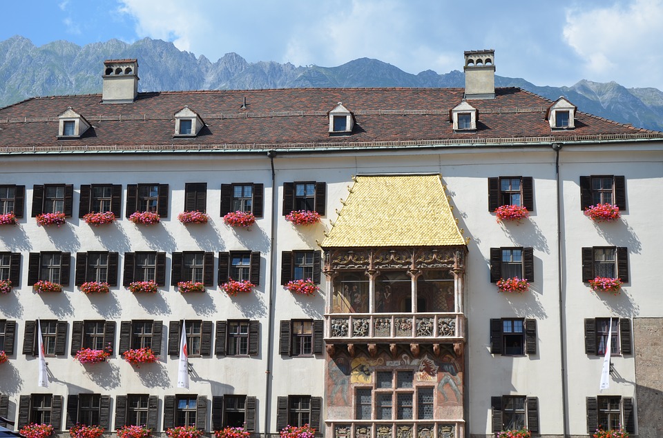 Het gouden dak in Innsbruck heeft zijn naam te danken aan 2.657 vergulde koperen dakpannen.