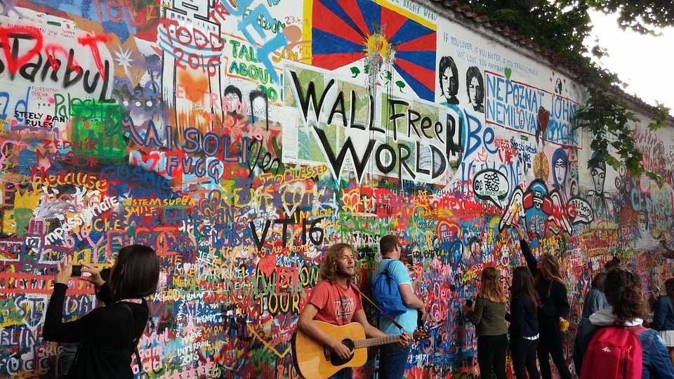 Bewonder de John Lennon Muur in Praag