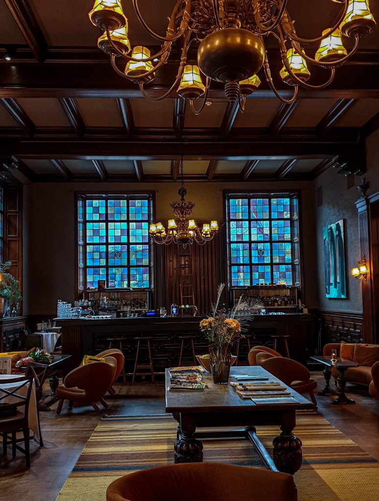 Neem een drankje in het Grand Hotel Terminus
