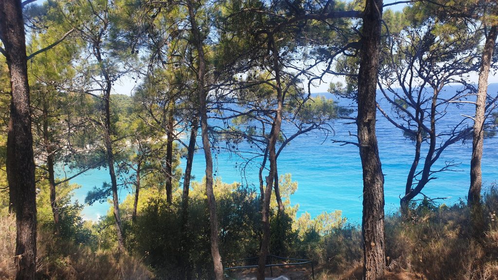 De weg naar Potami Beach