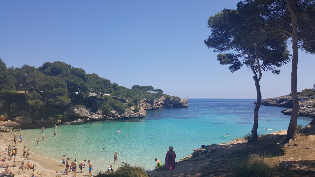Bezoek één van de idyllische stranden van Cala D'or