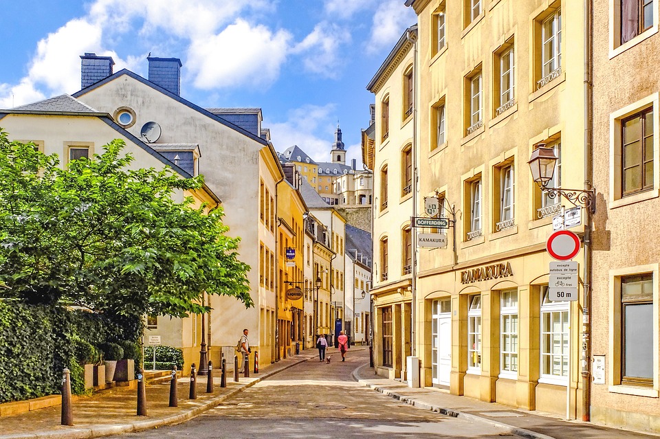 Bezoek de historische wijk Grund in Luxemburg.