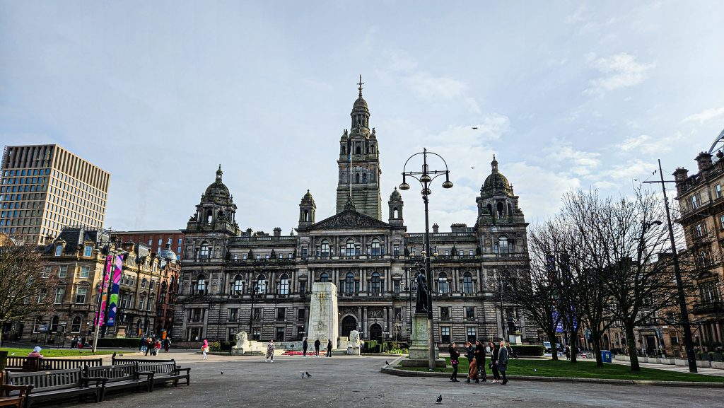 Bewonder het mooie plein George Square in Glasgow