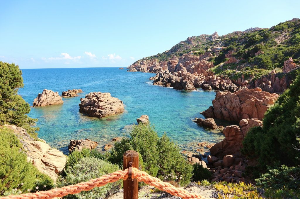 Bezoek het strand Costa Paradiso op Sardinië