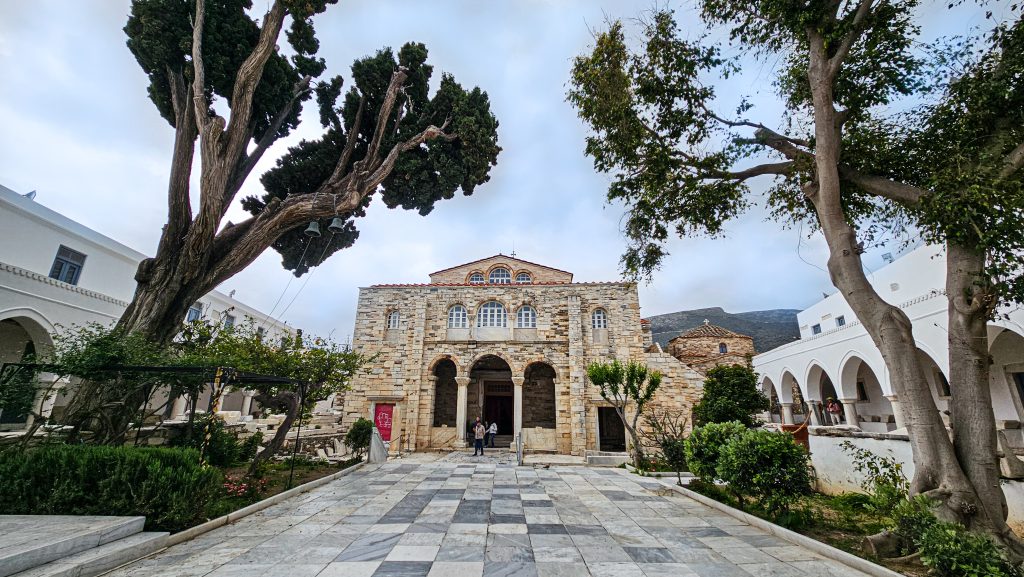 Ga naar Panagia Katapolianíkerk, de kerk met de 100 deuren, op Paros